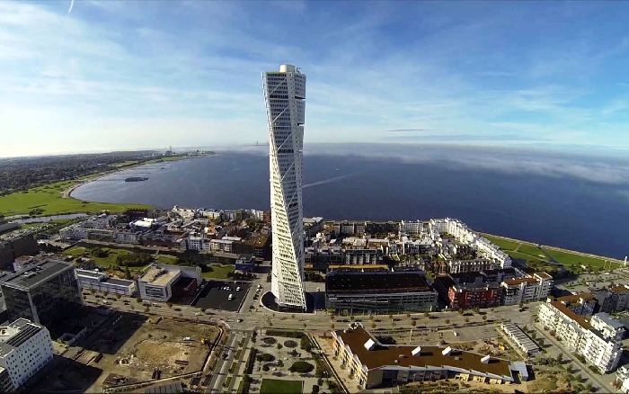 Небоскреб Turning Torso в Малне. Швеция. Небоскреб Turning Torso в Малне. Швеция.