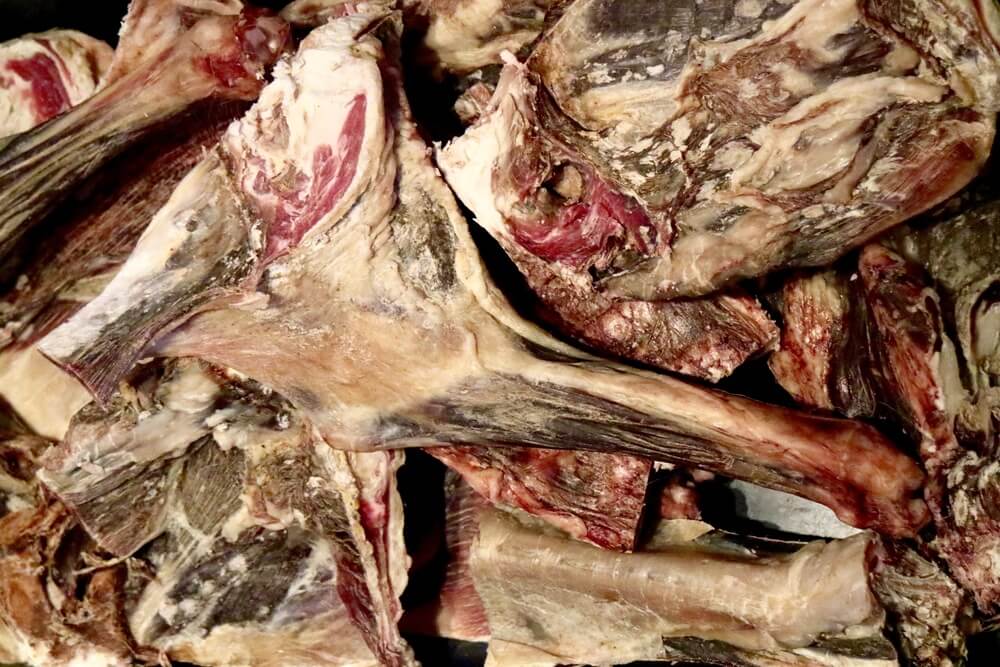 На фото расткёт - сушеные кусочки баранины Расткёт здесь любят
