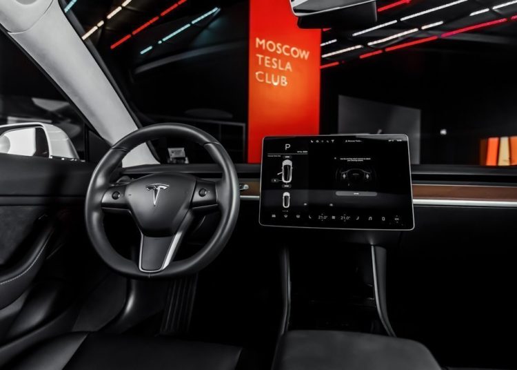 Салон Tesla Model 3
