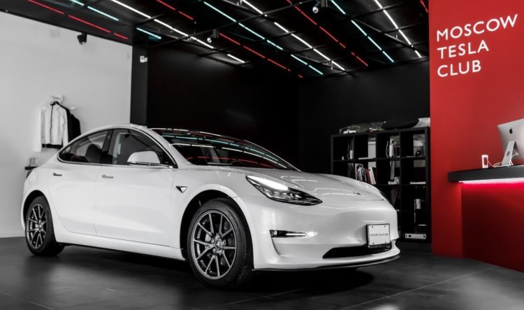 Tesla Model 3 в автосалоне