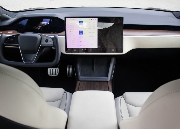 Панель управления Tesla Model S