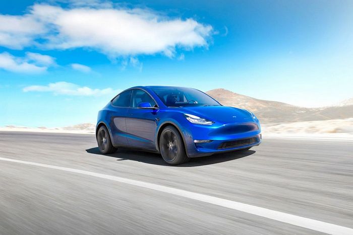 Tesla Model Y на ходу
